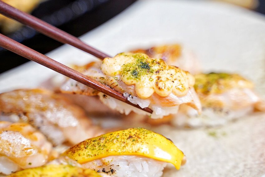 新竹巨城周邊晚餐、宵夜新選擇『馬的深夜食堂』，上百種料理選擇，營業至凌晨兩點！來一份炙燒握壽司系列或是來一碗暖心又暖胃的關東煮吧！ - 阿華田的美食日記