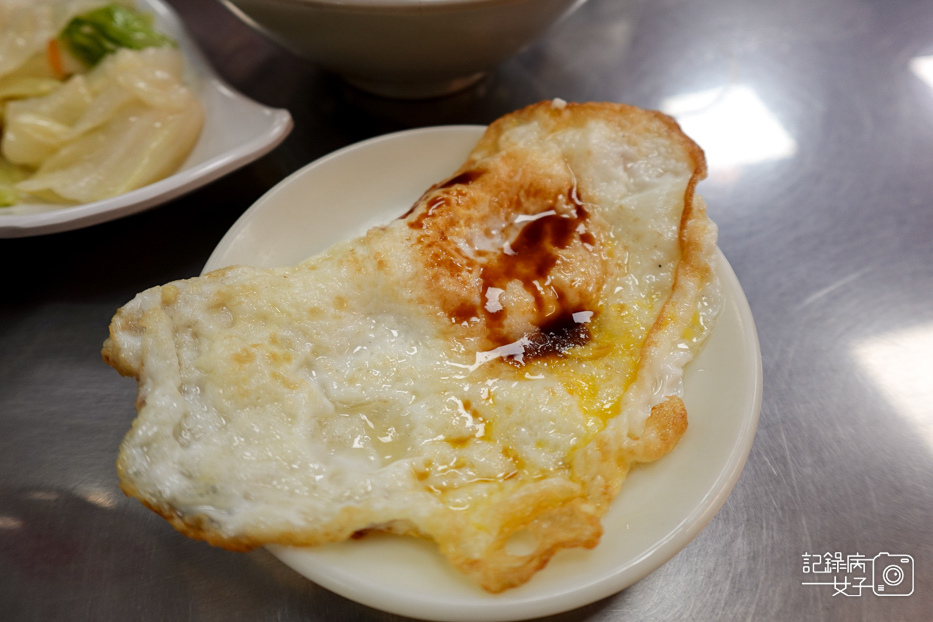 16木曜四超玩一日雞肉飯店員梁記嘉義雞肉飯半熟荷包蛋.jpg