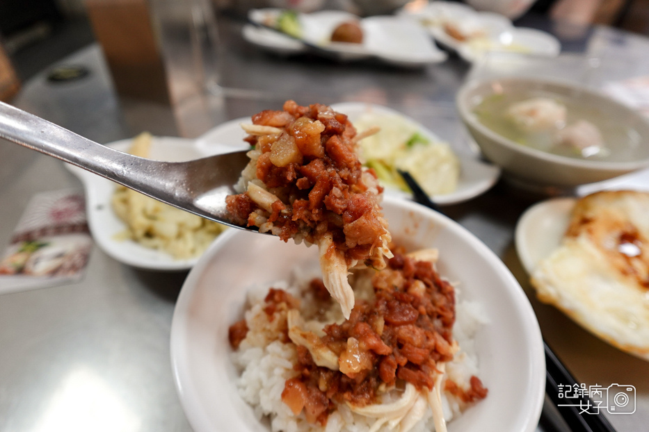 15木曜四超玩一日雞肉飯店員梁記嘉義雞肉飯魯飯套餐綜合貢丸湯.jpg