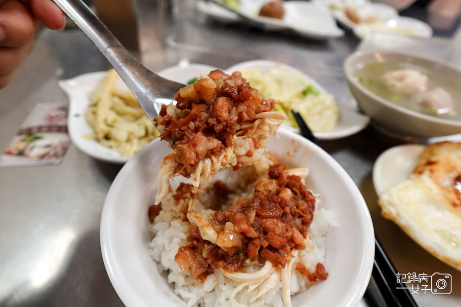 14木曜四超玩一日雞肉飯店員梁記嘉義雞肉飯魯飯套餐綜合貢丸湯.jpg