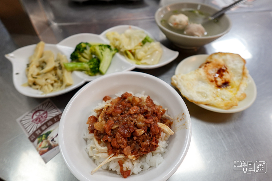 12木曜四超玩一日雞肉飯店員梁記嘉義雞肉飯魯飯套餐綜合貢丸湯.jpg