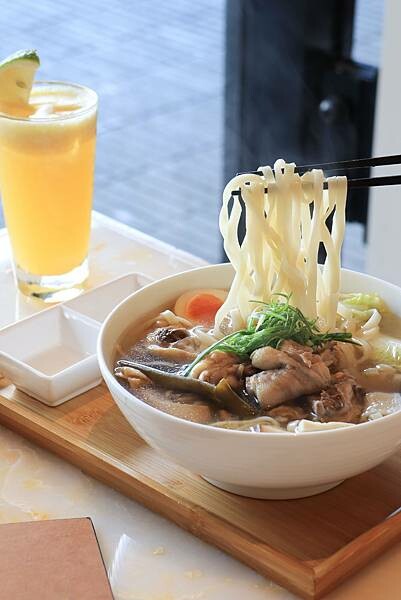 [ 台北美食 ] 永心鳳茶奶茶專門所-台北最美奶茶餐廳剝皮辣