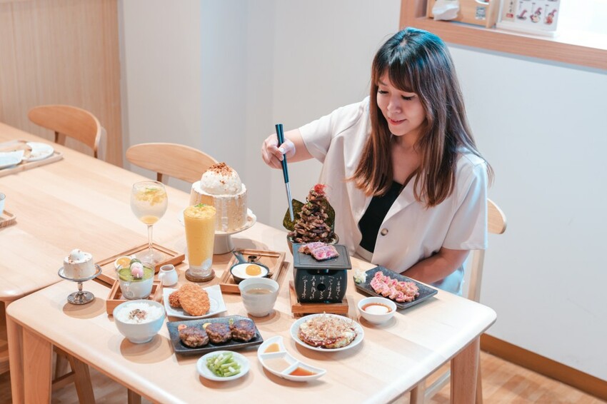 ▌台中美食 ▌嵐山熟成牛かつ專売｜超狂季節限定菜單又來了！全台最大巨無霸焦糖脆片大布丁、職人手作漢堡排，創意無極限！