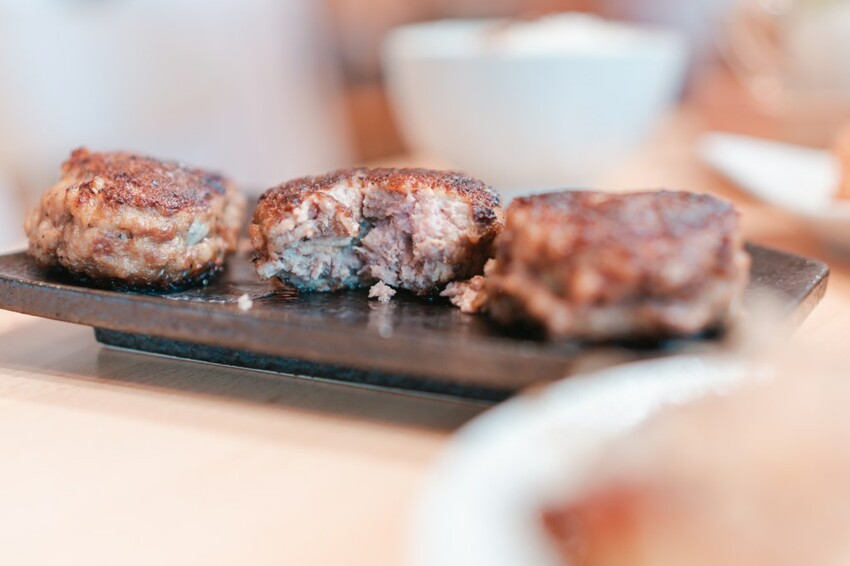 ▌台中美食 ▌嵐山熟成牛かつ專売｜超狂季節限定菜單又來了！全台最大巨無霸焦糖脆片大布丁、職人手作漢堡排，創意無極限！