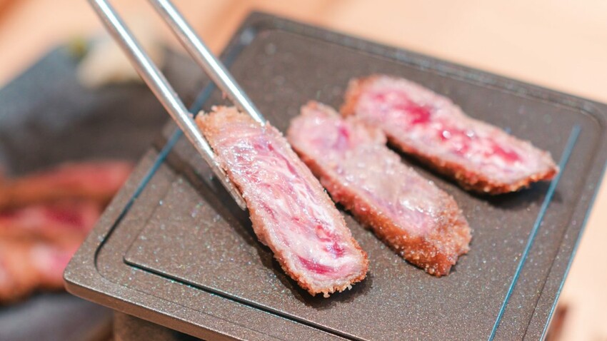 ▌台中美食 ▌嵐山熟成牛かつ專売｜超狂季節限定菜單又來了！全台最大巨無霸焦糖脆片大布丁、職人手作漢堡排，創意無極限！