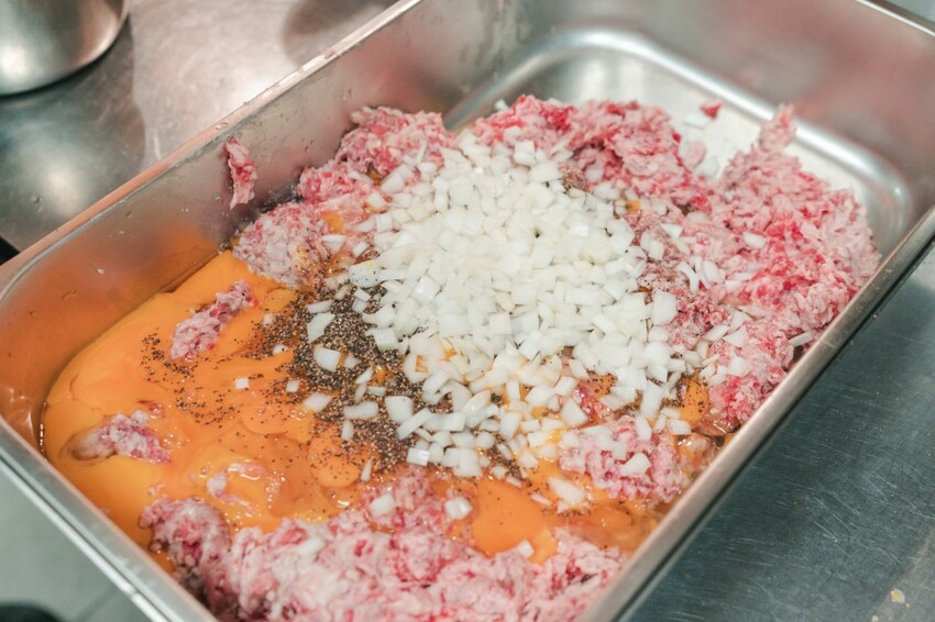 ▌台中美食 ▌嵐山熟成牛かつ專売｜超狂季節限定菜單又來了！全台最大巨無霸焦糖脆片大布丁、職人手作漢堡排，創意無極限！