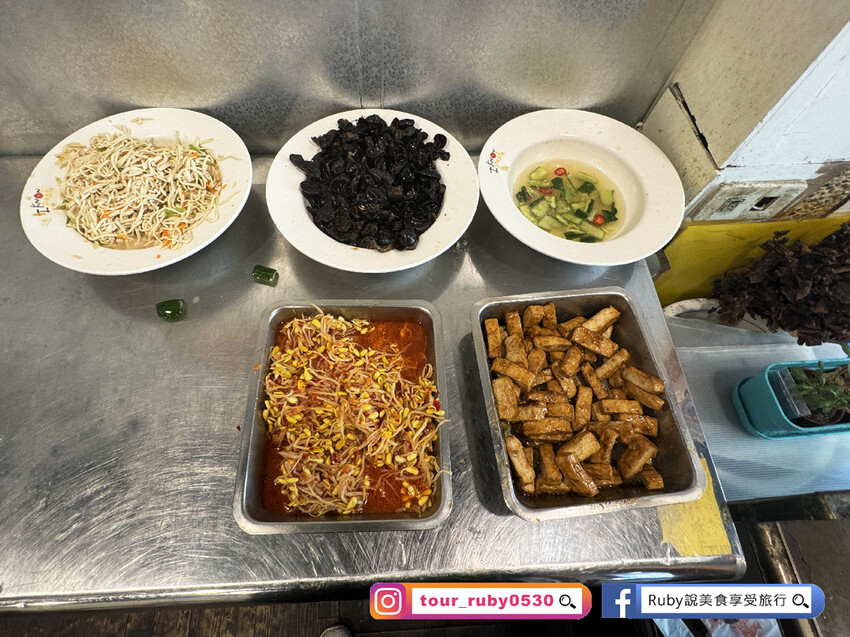 【信義區美食】牛味餐館附菜單，隱身虎林街巷弄內的排隊美食，牛肉麵份量超大碗，內用小菜以盤計價自己夾到