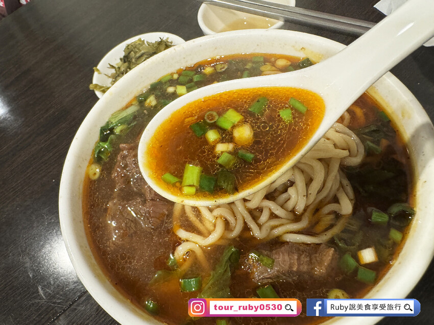 【信義區美食】牛味餐館附菜單，隱身虎林街巷弄內的排隊美食，牛肉麵份量超大碗，內用小菜以盤計價自己夾到