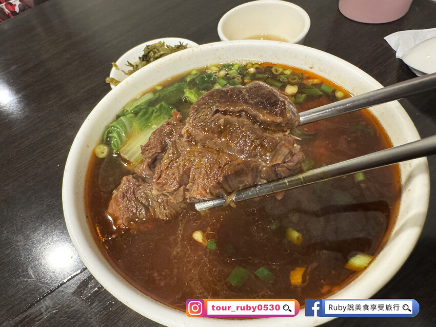 【信義區美食】牛味餐館附菜單，隱身虎林街巷弄內的排隊美食，牛肉麵份量超大碗，內用小菜以盤計價自己夾到