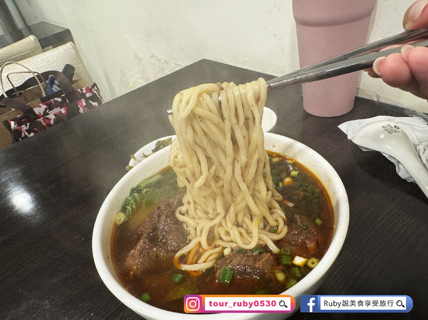 【信義區美食】牛味餐館附菜單，隱身虎林街巷弄內的排隊美食，牛肉麵份量超大碗，內用小菜以盤計價自己夾到