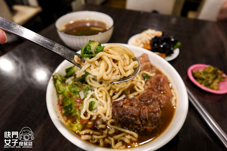 21台北信義區虎林街美食牛味餐館乾半牛肉麵半筋半肉麵小菜自助夾.jpg