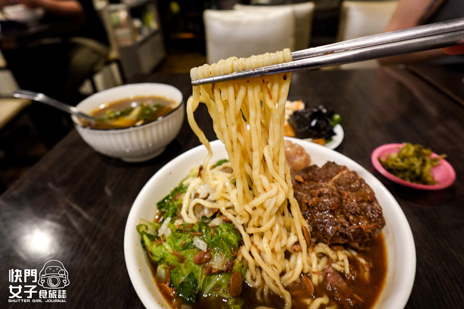 20台北信義區虎林街美食牛味餐館乾半牛肉麵半筋半肉麵小菜自助夾.jpg