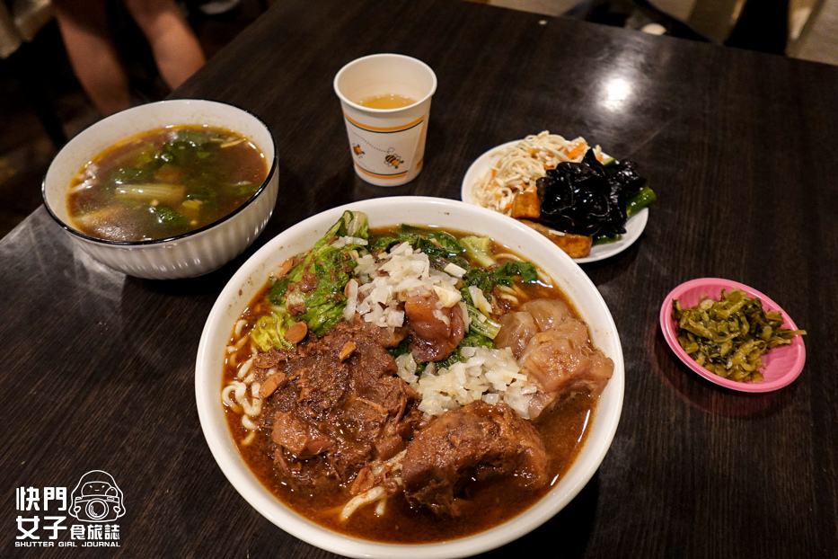 15台北信義區虎林街美食牛味餐館乾半牛肉麵半筋半肉麵小菜自助夾.jpg