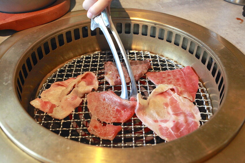 吃。台南美食|安平區。「肉次方 燒肉放題 台南府前店」台南最難訂到日式燒肉吃到飽,王品旗下肉次方南部唯