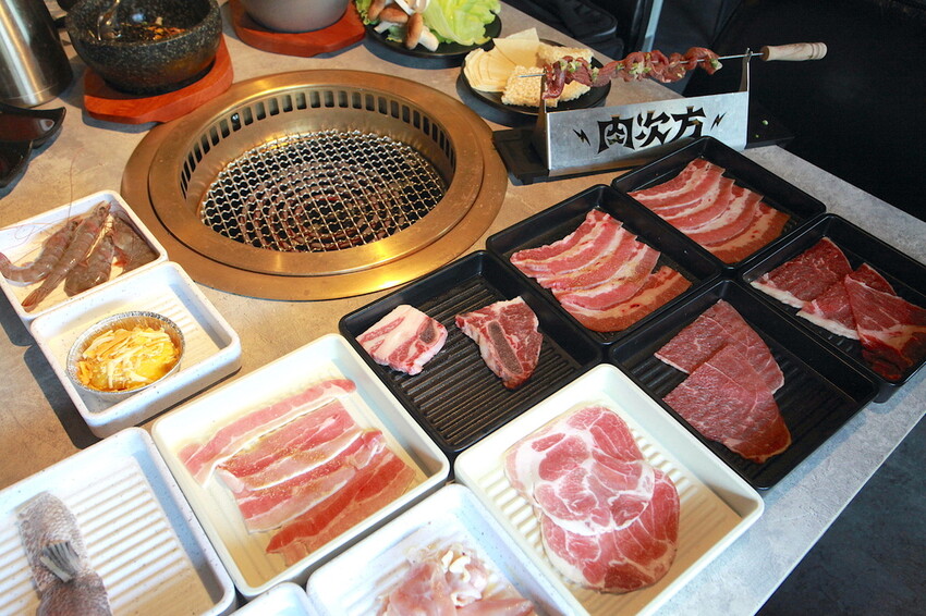 吃。台南美食|安平區。「肉次方 燒肉放題 台南府前店」台南最難訂到日式燒肉吃到飽,王品旗下肉次方南部唯