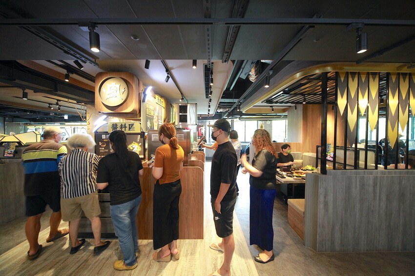 吃。台南美食|安平區。「肉次方 燒肉放題 台南府前店」台南最難訂到日式燒肉吃到飽,王品旗下肉次方南部唯