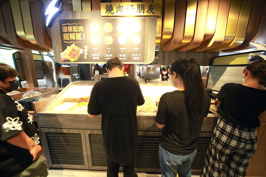 吃。台南美食|安平區。「肉次方 燒肉放題 台南府前店」台南最難訂到日式燒肉吃到飽,王品旗下肉次方南部唯