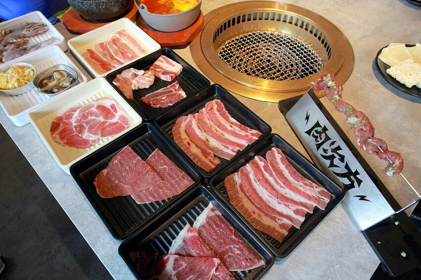 吃。台南美食|安平區。「肉次方 燒肉放題 台南府前店」台南最難訂到日式燒肉吃到飽,王品旗下肉次方南部唯