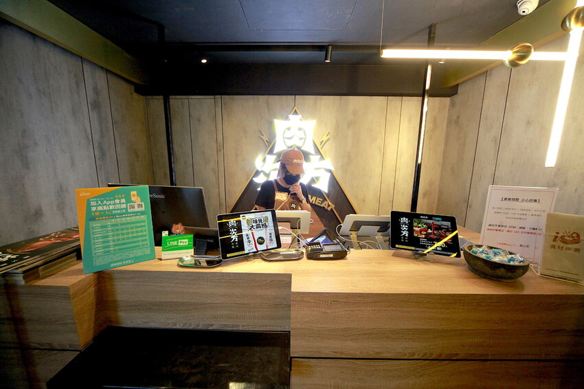 吃。台南美食|安平區。「肉次方 燒肉放題 台南府前店」台南最難訂到日式燒肉吃到飽,王品旗下肉次方南部唯