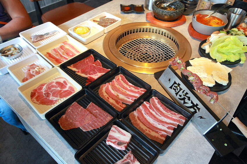 吃。台南美食|安平區。「肉次方 燒肉放題 台南府前店」台南最難訂到日式燒肉吃到飽,王品旗下肉次方南部唯