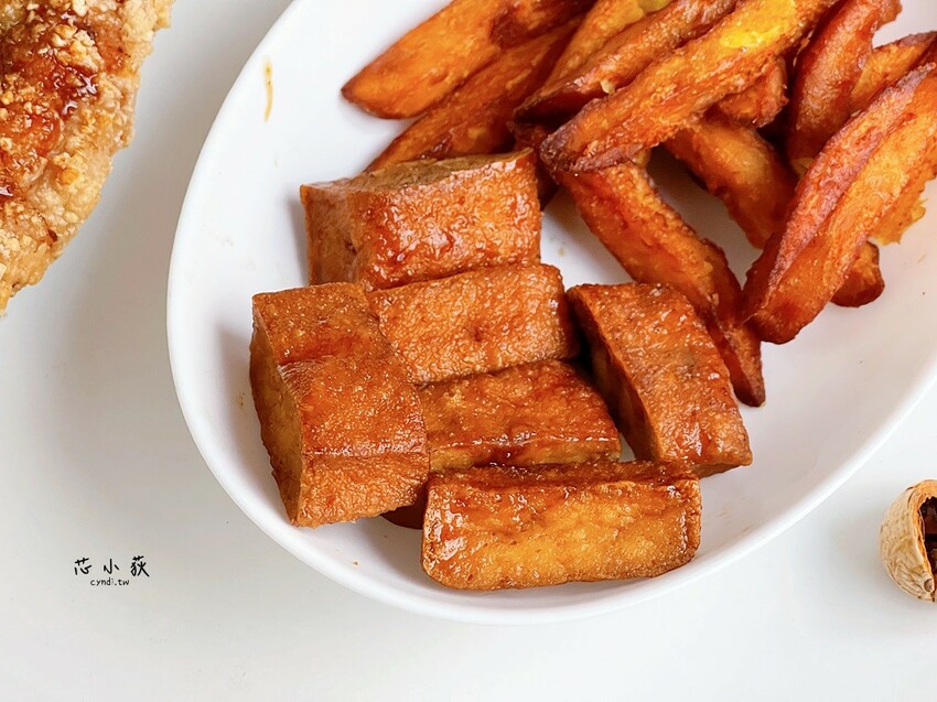 小彤帽密沾醤炸鷄排 大里總店，人氣宵夜炸物20元起，獨家鹹甜醬汁讓人難忘，現點現炸請先預訂 - Cyndi loves享食天堂