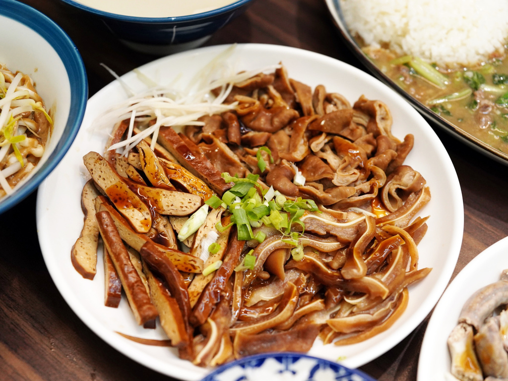 雲林美食推薦｜土庫張家牛肉麵│玩雲林必吃x舒適用餐環境│滷味