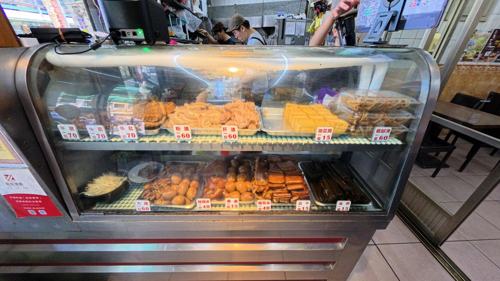 雲林美食推薦｜土庫張家牛肉麵│玩雲林必吃x舒適用餐環境│滷味