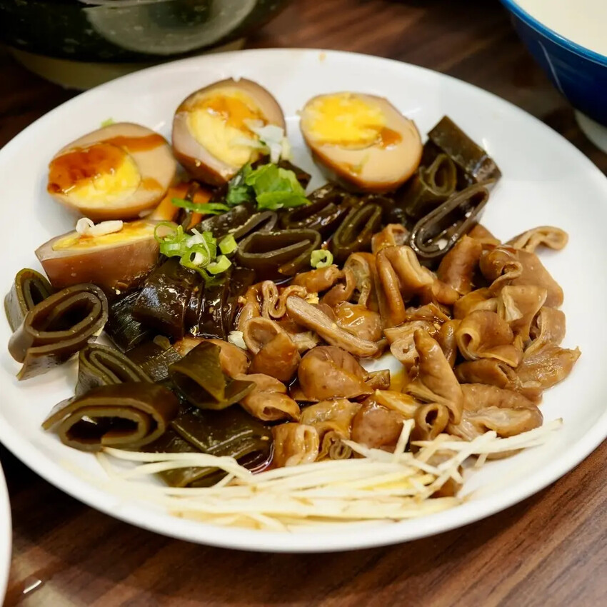 【雲林土庫美食推薦】張家牛肉麵|手切厚牛肉湯甜不膩,中藥滷味