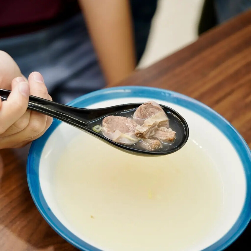 【雲林土庫美食推薦】張家牛肉麵|手切厚牛肉湯甜不膩,中藥滷味