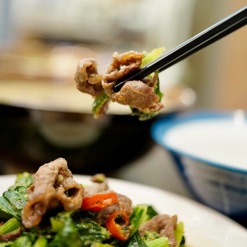 【雲林土庫美食推薦】張家牛肉麵|手切厚牛肉湯甜不膩,中藥滷味