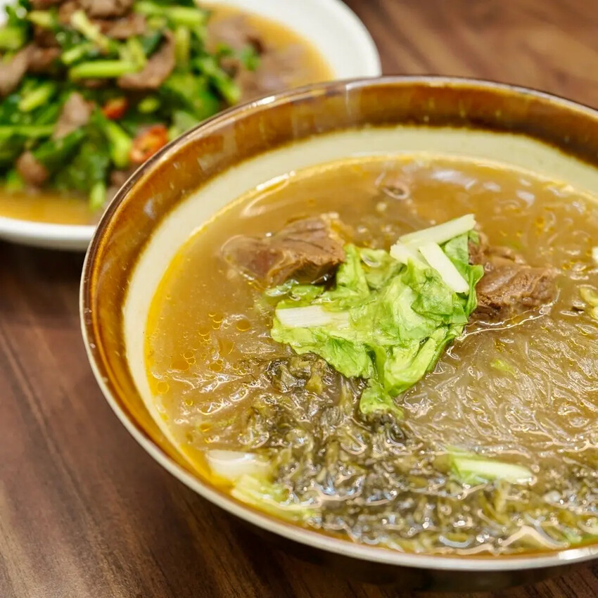 【雲林土庫美食推薦】張家牛肉麵|手切厚牛肉湯甜不膩,中藥滷味