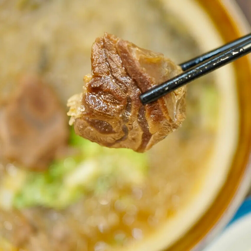 【雲林土庫美食推薦】張家牛肉麵|手切厚牛肉湯甜不膩,中藥滷味