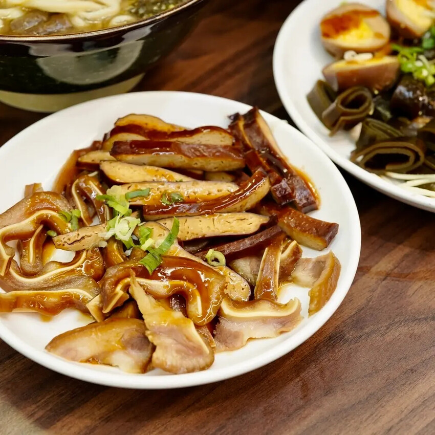 【雲林土庫美食推薦】張家牛肉麵|手切厚牛肉湯甜不膩,中藥滷味