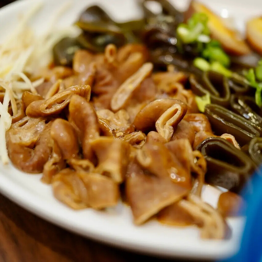 【雲林土庫美食推薦】張家牛肉麵|手切厚牛肉湯甜不膩,中藥滷味