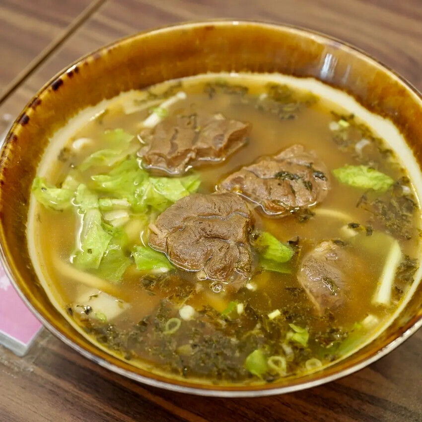 【雲林土庫美食推薦】張家牛肉麵|手切厚牛肉湯甜不膩,中藥滷味