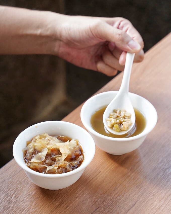 苗栗火鍋推薦!古色古香「貢鍋共鍋麻辣火鍋店」讓你在日據時期的古蹟內用餐,還能品嚐到全台唯一的客家小炒火鍋,懷舊氛圍吃著傳統客家風味火鍋整個潮讚! - 阿華田的美食日記