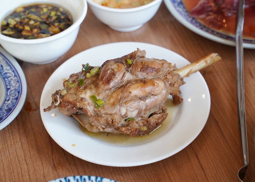 苗栗火鍋推薦!古色古香「貢鍋共鍋麻辣火鍋店」讓你在日據時期的古蹟內用餐,還能品嚐到全台唯一的客家小炒火鍋,懷舊氛圍吃著傳統客家風味火鍋整個潮讚! - 阿華田的美食日記