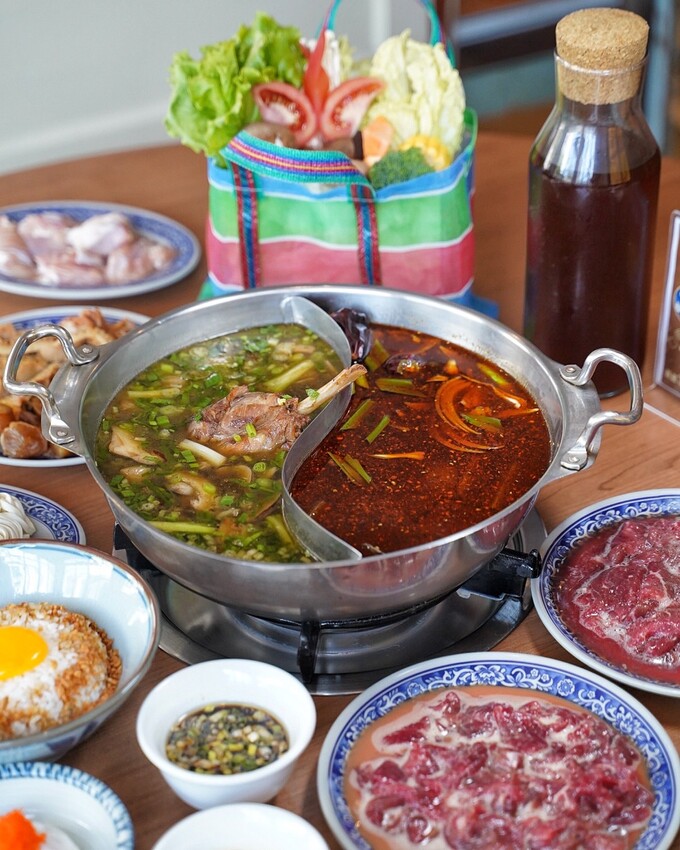 苗栗火鍋推薦!古色古香「貢鍋共鍋麻辣火鍋店」讓你在日據時期的古蹟內用餐,還能品嚐到全台唯一的客家小炒火鍋,懷舊氛圍吃著傳統客家風味火鍋整個潮讚! - 阿華田的美食日記