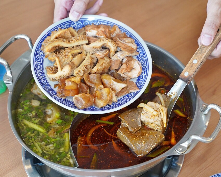 苗栗火鍋推薦!古色古香「貢鍋共鍋麻辣火鍋店」讓你在日據時期的古蹟內用餐,還能品嚐到全台唯一的客家小炒火鍋,懷舊氛圍吃著傳統客家風味火鍋整個潮讚! - 阿華田的美食日記