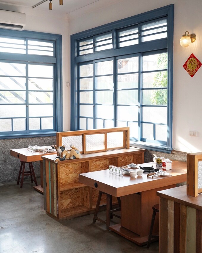 苗栗火鍋推薦!古色古香「貢鍋共鍋麻辣火鍋店」讓你在日據時期的古蹟內用餐,還能品嚐到全台唯一的客家小炒火鍋,懷舊氛圍吃著傳統客家風味火鍋整個潮讚! - 阿華田的美食日記