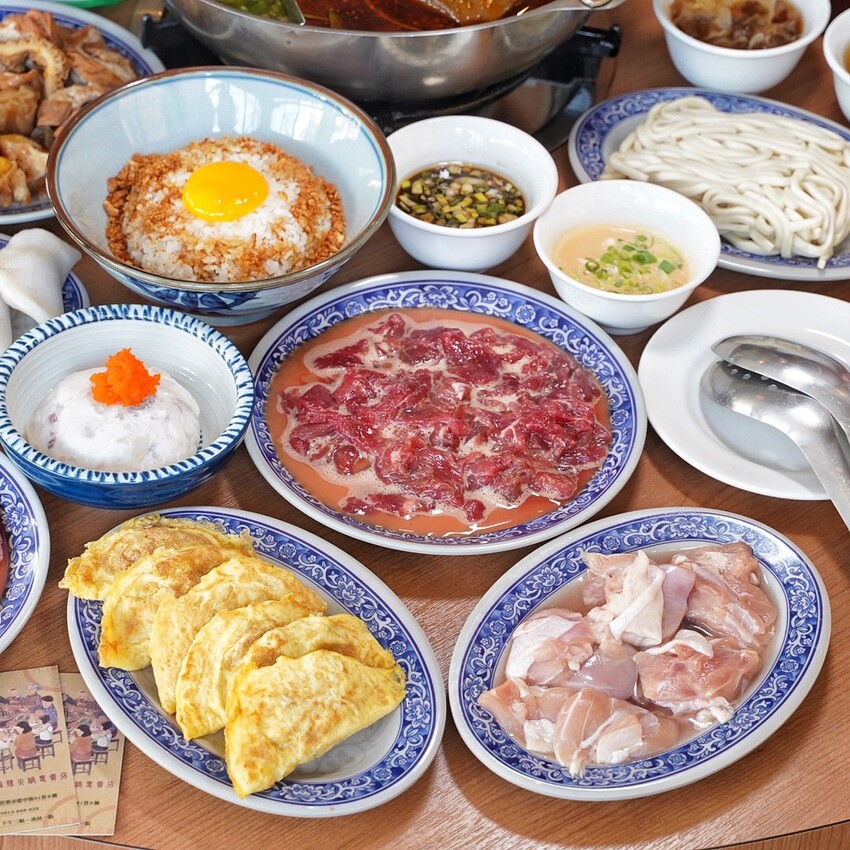 苗栗火鍋推薦!古色古香「貢鍋共鍋麻辣火鍋店」讓你在日據時期的古蹟內用餐,還能品嚐到全台唯一的客家小炒火鍋,懷舊氛圍吃著傳統客家風味火鍋整個潮讚! - 阿華田的美食日記