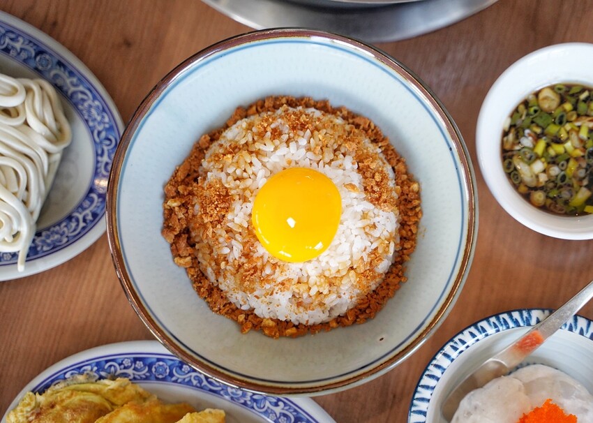 苗栗火鍋推薦!古色古香「貢鍋共鍋麻辣火鍋店」讓你在日據時期的古蹟內用餐,還能品嚐到全台唯一的客家小炒火鍋,懷舊氛圍吃著傳統客家風味火鍋整個潮讚! - 阿華田的美食日記