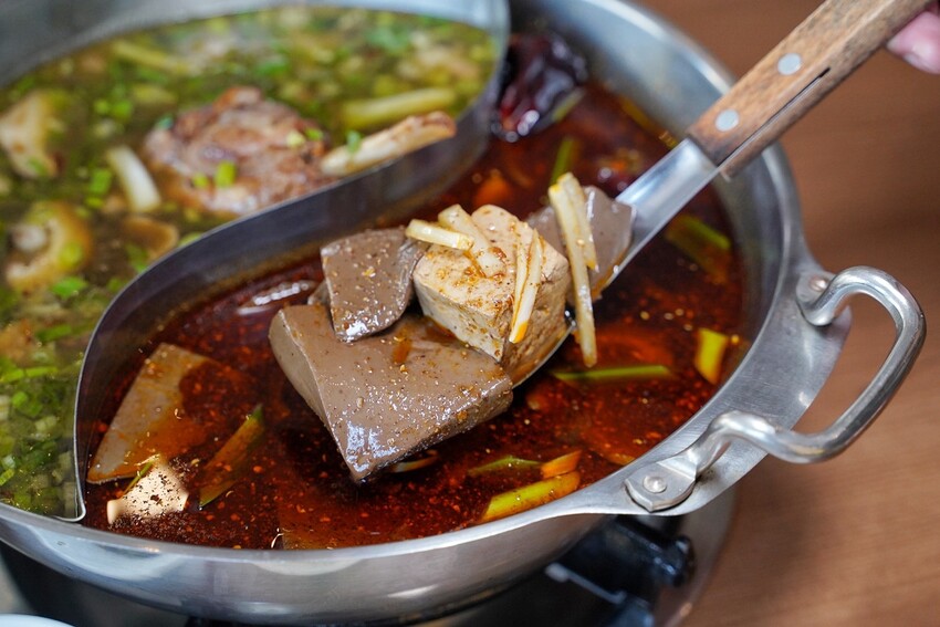 苗栗火鍋推薦!古色古香「貢鍋共鍋麻辣火鍋店」讓你在日據時期的古蹟內用餐,還能品嚐到全台唯一的客家小炒火鍋,懷舊氛圍吃著傳統客家風味火鍋整個潮讚! - 阿華田的美食日記