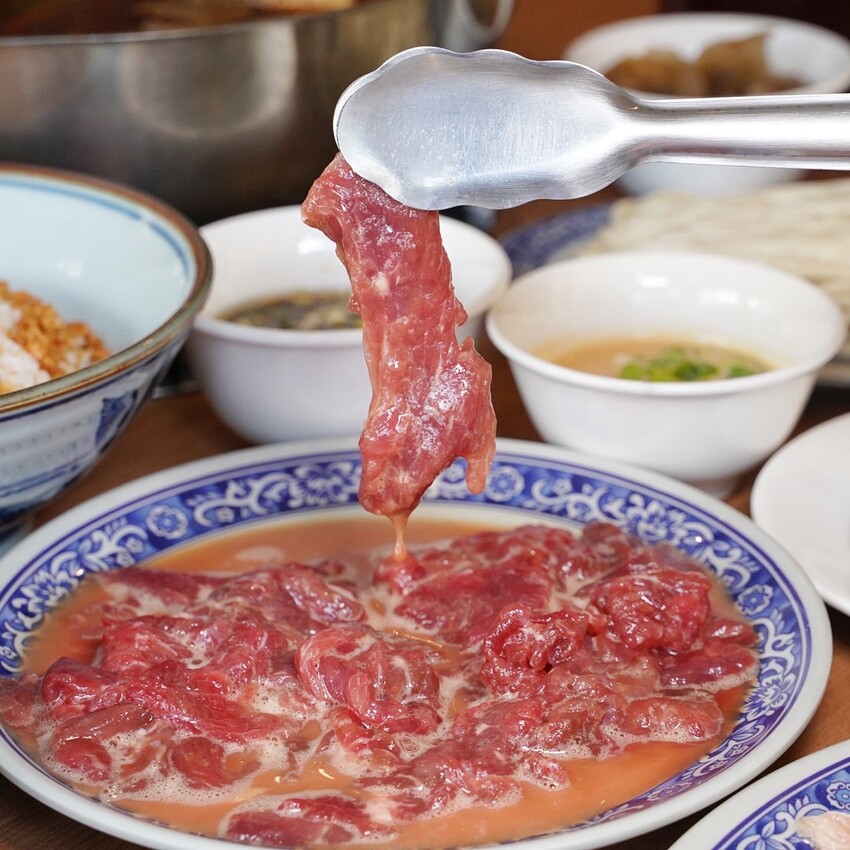 苗栗火鍋推薦!古色古香「貢鍋共鍋麻辣火鍋店」讓你在日據時期的古蹟內用餐,還能品嚐到全台唯一的客家小炒火鍋,懷舊氛圍吃著傳統客家風味火鍋整個潮讚! - 阿華田的美食日記