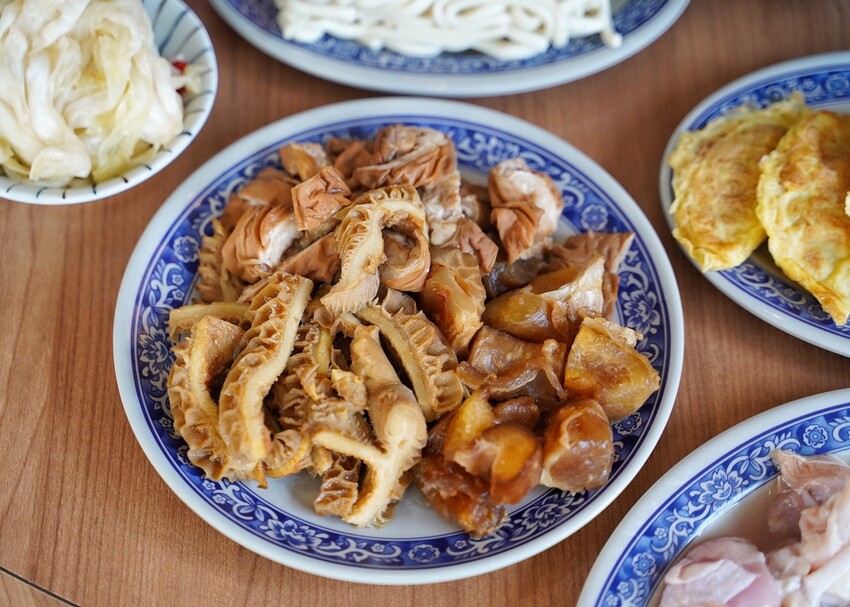 苗栗火鍋推薦!古色古香「貢鍋共鍋麻辣火鍋店」讓你在日據時期的古蹟內用餐,還能品嚐到全台唯一的客家小炒火鍋,懷舊氛圍吃著傳統客家風味火鍋整個潮讚! - 阿華田的美食日記