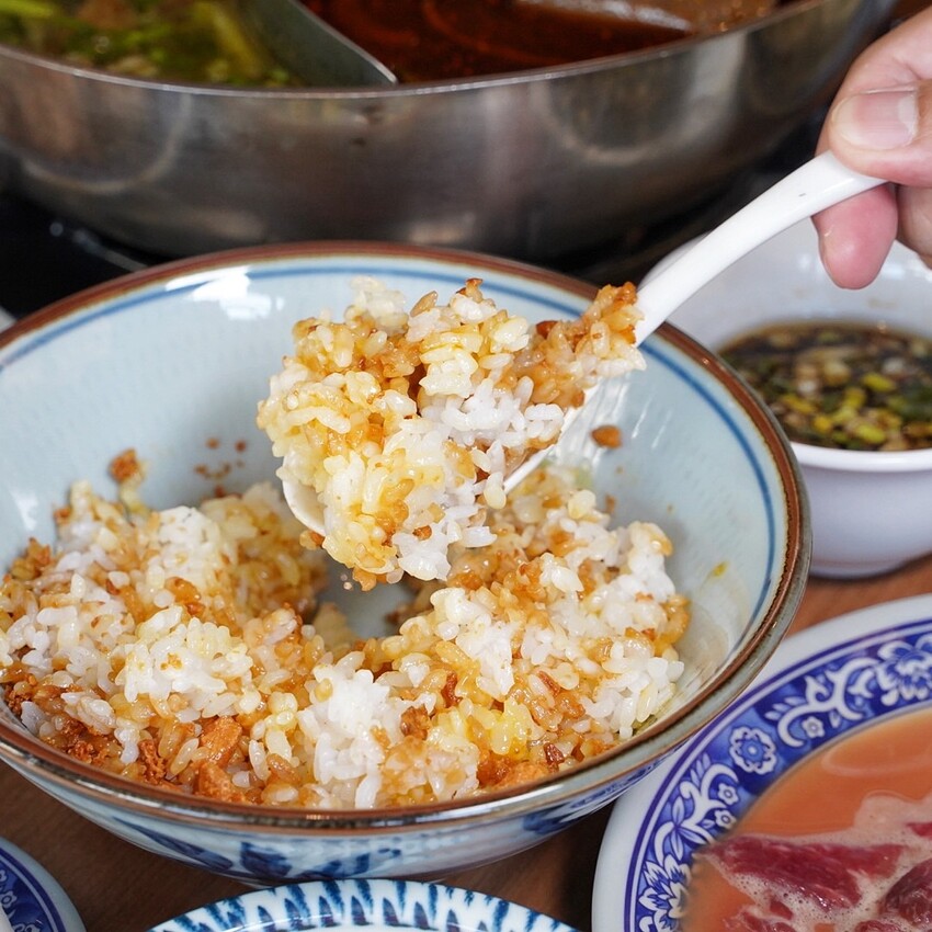 苗栗火鍋推薦!古色古香「貢鍋共鍋麻辣火鍋店」讓你在日據時期的古蹟內用餐,還能品嚐到全台唯一的客家小炒火鍋,懷舊氛圍吃著傳統客家風味火鍋整個潮讚! - 阿華田的美食日記