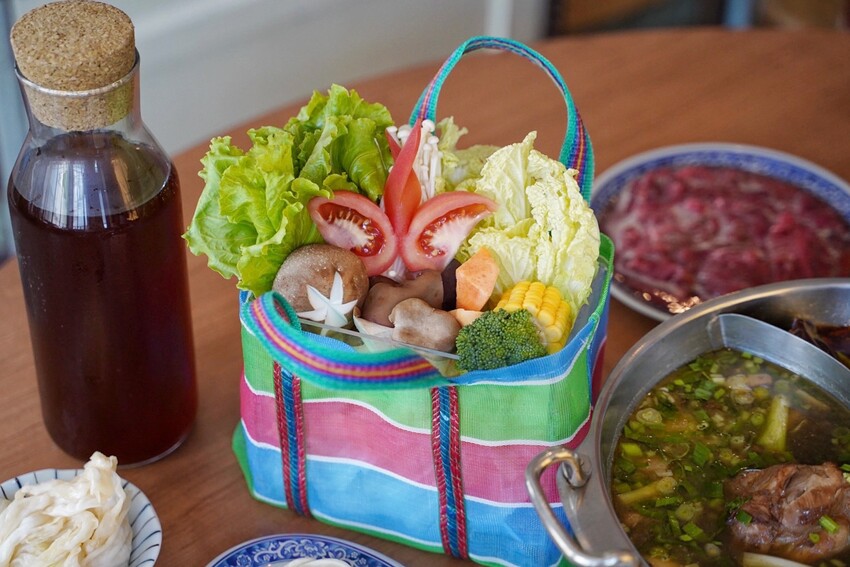 苗栗火鍋推薦!古色古香「貢鍋共鍋麻辣火鍋店」讓你在日據時期的古蹟內用餐,還能品嚐到全台唯一的客家小炒火鍋,懷舊氛圍吃著傳統客家風味火鍋整個潮讚! - 阿華田的美食日記