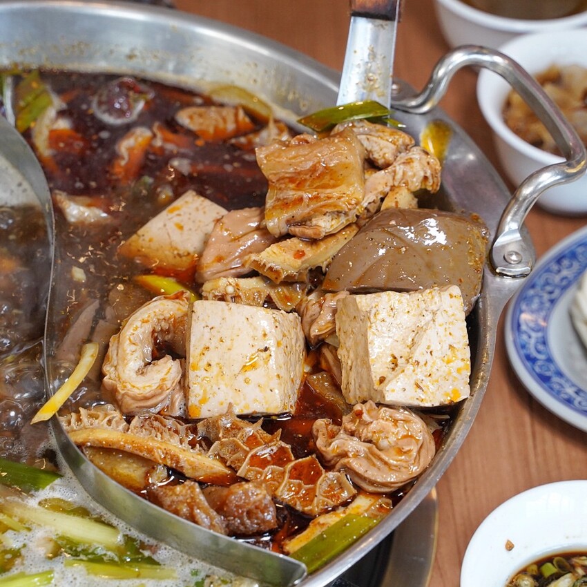 苗栗火鍋推薦!古色古香「貢鍋共鍋麻辣火鍋店」讓你在日據時期的古蹟內用餐,還能品嚐到全台唯一的客家小炒火鍋,懷舊氛圍吃著傳統客家風味火鍋整個潮讚! - 阿華田的美食日記