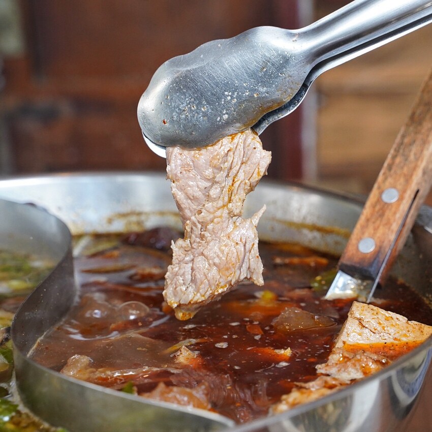 苗栗火鍋推薦!古色古香「貢鍋共鍋麻辣火鍋店」讓你在日據時期的古蹟內用餐,還能品嚐到全台唯一的客家小炒火鍋,懷舊氛圍吃著傳統客家風味火鍋整個潮讚! - 阿華田的美食日記