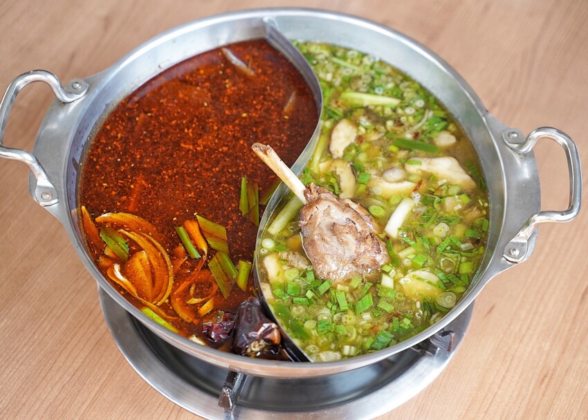 苗栗火鍋推薦!古色古香「貢鍋共鍋麻辣火鍋店」讓你在日據時期的古蹟內用餐,還能品嚐到全台唯一的客家小炒火鍋,懷舊氛圍吃著傳統客家風味火鍋整個潮讚! - 阿華田的美食日記